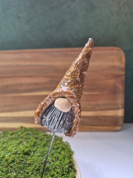 Gnome w/stake (Brown)